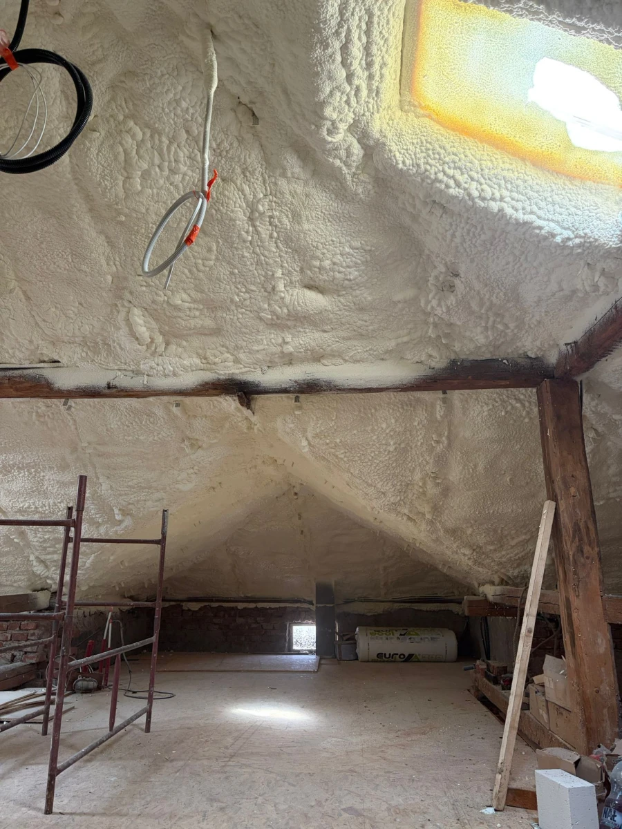 Ocieplenie poddasza domu piana pur Kraków